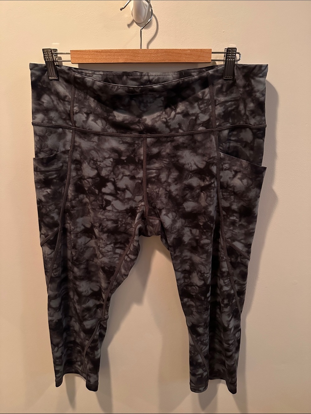 Gray Tie-Dye Women’s Active Leggings